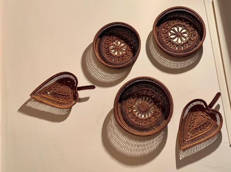 Set of five round or heart-shaped baskets, in...