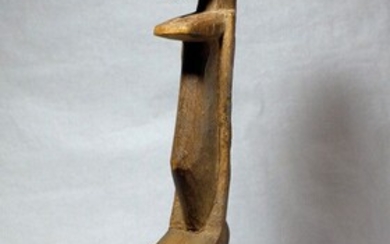Statue Dogon (Mali) Grande statue masculine se caractérisant par des formes longilines : jambes et...