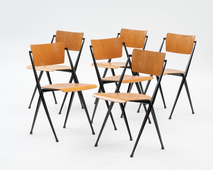 Suite de 6 chaises empilables Pyramid chair par Wim Rietveld, édition Ahrend de Cirkel, en acier peint noir et en hêtre contreplaqué