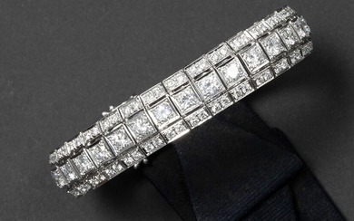 Superbe bracelet en or blanc (18 carats) (52,4 gram ! !) avec trois rubans, dont...