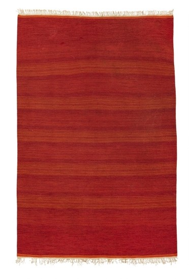 Swedish design: Handwoven “rölakan” carpet of wool in shades of red and orange. L. 358 cm. W. 232 cm.