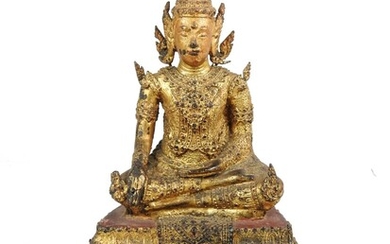 THAILANDE, Ratanakosin - XIXe siècle. Figure de bouddha paré en bronze doré et laqué rouge,...