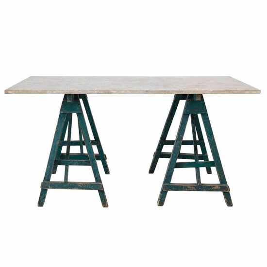 Table à tréteaux avec dessus en travertin. Pieds en bois peint en vert.