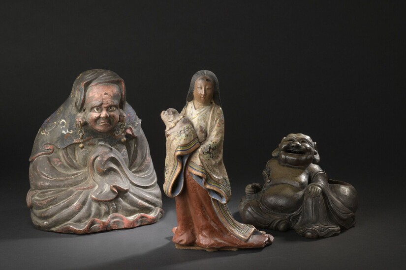 Trois statuettes en grès Japon, début du... - Lot 230 - Daguerre