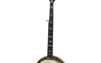 Un banjo Paragonavec une planche de chevilles et une planchette de frettes incrustées, un écrou...