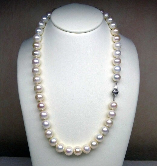 Un très joli et important collier de perles de culture...