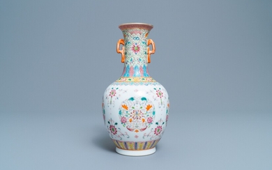 Un vase en porcelaine de Chine famille rose à décor floral, marque de Qianlong, République, 20ème siècle