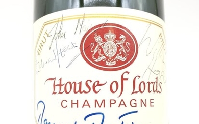 Une bouteille de champagne de la Chambre des Lords signée par Margaret Thatcher. Elle est...