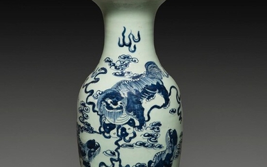 VASE BALUSTRE en porcelaine bleu sous couvert céladon, à décor de lions bouddiques parmi des nuages. Chine, fin XIXe siècle. ...