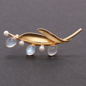 Van Dell 14K Yellow Gold Moonstone and Cultured Pearl Brooch at auction |  LOT-ART