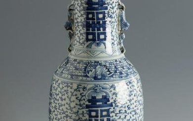 Vase. China, Qing dynasty, 19th century. Hand-painted ceramic in blue and white.