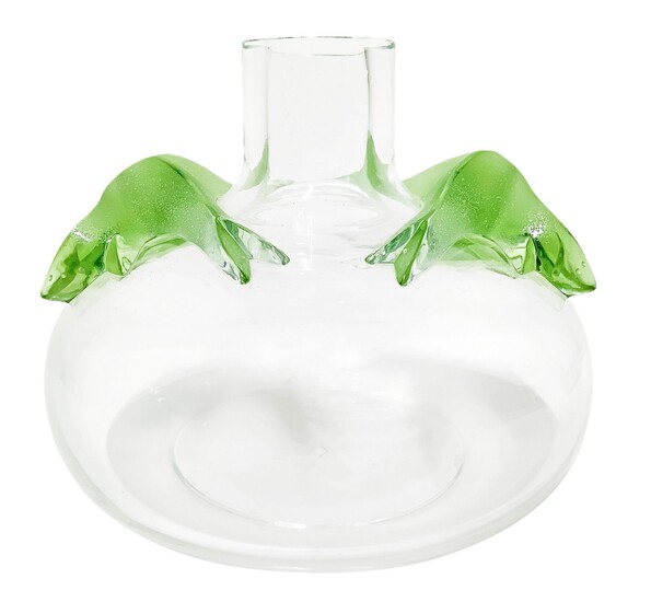 Vase Lalique, corps en verre transparent avec décor végétal en vert satiné. Il porte à...