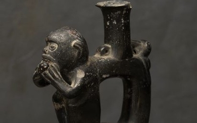 Vase décoré d'un singe Assis sur la panse,… Calendrier Art Précolombien - Art d’Asie - Nouvelle… Lot n° 30