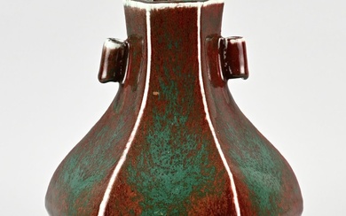 Vase d'oreille chinois en porcelaine hectagonale à glaçure rouge/bleue. Dimensions : H 24,4 cm :...