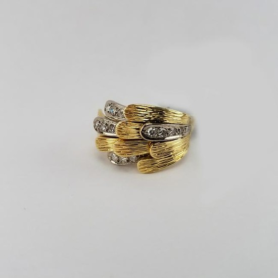 Vintage 18K Gold & Diamond Wave Style Ring