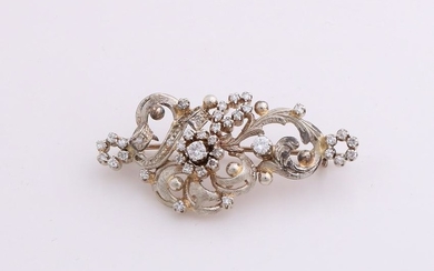 White gold brooch, 585/000 with diamond. Ornate brooch