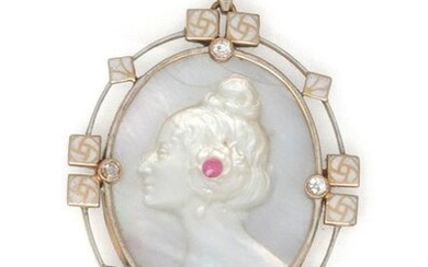 Yellow gold pendant, set with a cameo on mother-of-pearl representing a woman in profile adorned with a red stone in a frame adorned with a square white enamelled motif and brilliant-cut diamonds. Longueur : 5.5 cm. P. Brut : 8.3 g.