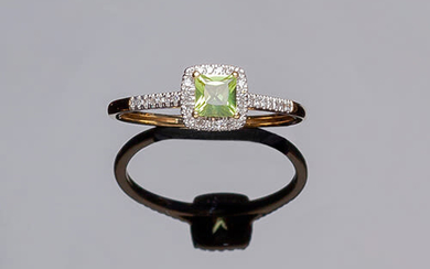 Yellow gold ring with a square peridot center and...