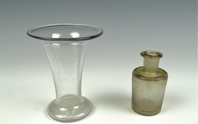 (-), kelkvormig glas of vaasje en inktfles, beide...
