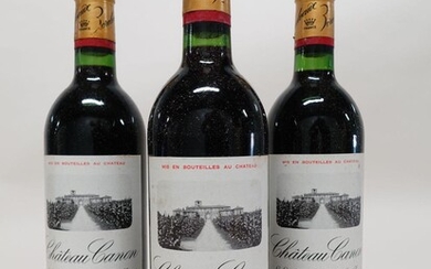 12 bouteilles CHÂTEAU CANON 1983 1er GCC (B) Saint Emilion (étiquettes tachées) Caisse bois d'origine