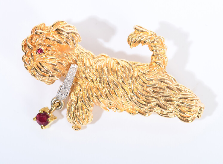 14K (585) TEXTURED YELLOW GOLD TERRIER-FORM PIN. Terrier has rub-set...