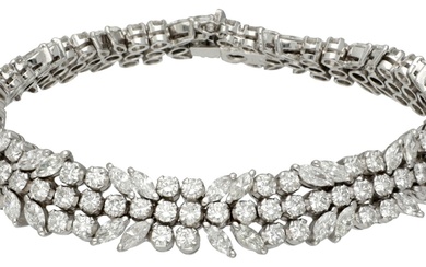 14K Witgouden tennisarmband bezet met ca. 8.40 ct. briljant en marquise geslepen diamanten.
