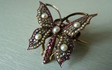 18 kt. Gold - beautiful butterfly brooch set with ruby diamonds and pearls of Napoleon III period