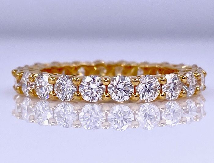 18 kt. Yellow gold - Memoire / eternity ring with 2.25ct diamonds and HRD certificate - no reserve price!