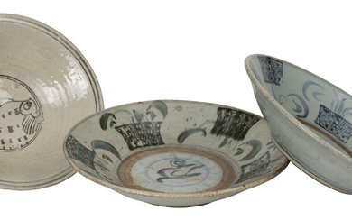 2 plats creux en céramique de Swatow, Chine, dynastie Ming et 1 bol en céramique de Sukhothai, Thaïlande, époque du royaume de Sukhothai