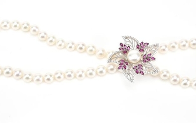 A STRAND OF FRESH WATER PEARLS TO A SILVER CLASP, WITH A SILVER GEM AND PEARL SET ENHANCER, TOTAL LENGTH 40MM