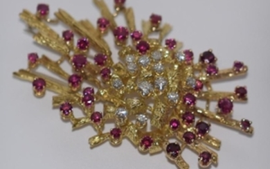 18kt yellow gold diamond & ruby brooch, approx. 2.4