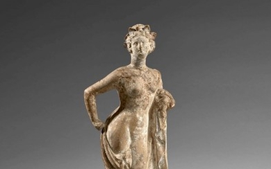 GRÈCE, PROBABLEMENT ATELIER DE TANAGRA, 4e - 3e SIECLE AV. J.C. Statuette féminine en terre cuite