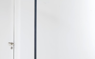 Lampadaire XT-A Floor Plus 90, par Tobias Grau, en aluminium peint noir, diffuseur rectangulaire muni d'un capteur de présence, h. 193 cm