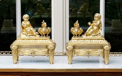 Paire de chenets d'époque Louis XVI, en bronze ciselé et doré, à décor d'enfants assis devant une cassolette fumante, 30x26x13 cm
