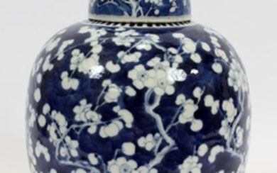 CHINESE PORCELAIN BLUE & WHITE COVERED JAR