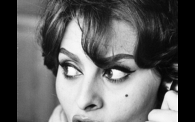 Publifoto , Sophia Loren 1960 ca. Vintage gelatin silver print. Stamp 'Publifoto' on the reverse. 11.81 x 9.45 in.