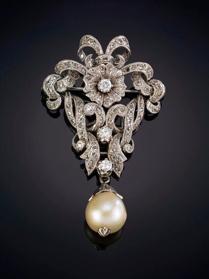 50'S YEAR OLD GARLAND OF RHINESTONE CURD FLOWER DESIGN HOLDING AN 11MM DIAMETER CULTURED PEARL. Frame in 18k white gold. Output: 300.00 Euros. (49.916 Ptas.)