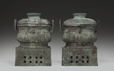 A PAIR OF RARE BRONZE RITUAL FOOD VESSELS AND COVERS ON INTEGRAL STANDS, FANGZUOGUI, MID-WESTERN ZHOU DYNASTY, 10TH-9TH CENTURY BC