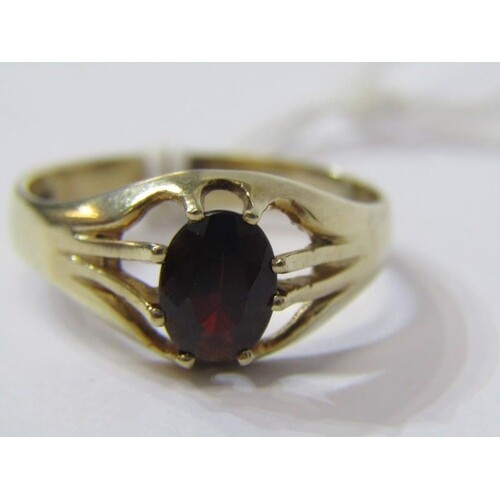 9ct YELLOW GOLD GARNET SET GYPSY STYLE RING, Size 'S', appro...
