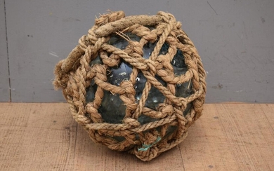A 1920S GLASS AND NATURAL FIBRE COVERED SHIP/FISHING FLOAT (30D CM) (LEONARD JOEL DELIVERY SIZE: SMALL)