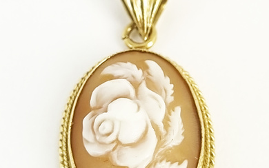 A 9ct GOLD AND SHELL CAMEO PENDANT