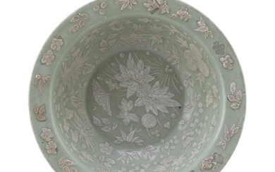 A CHINESE CELADON BOWL EARLY 20TH CENTURY.