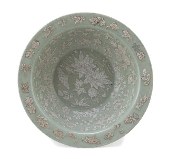 A CHINESE CELADON BOWL EARLY 20TH CENTURY.