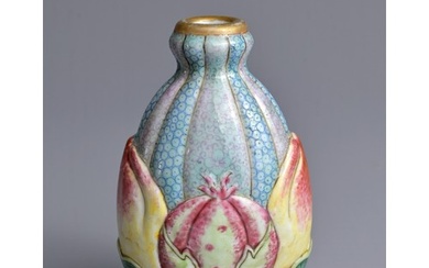 A CHINESE FAMILLE ROSE PORCELAIN SNUFF BOTTLE, MARKED GUYUEX...
