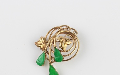 A Chinese 14ct yellow gold and jade brooch - stamped '14K', ...