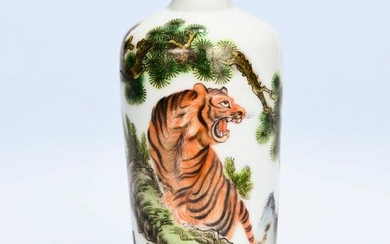 A Chinese Famille Rose Tiger Painted Porcelain Snuff