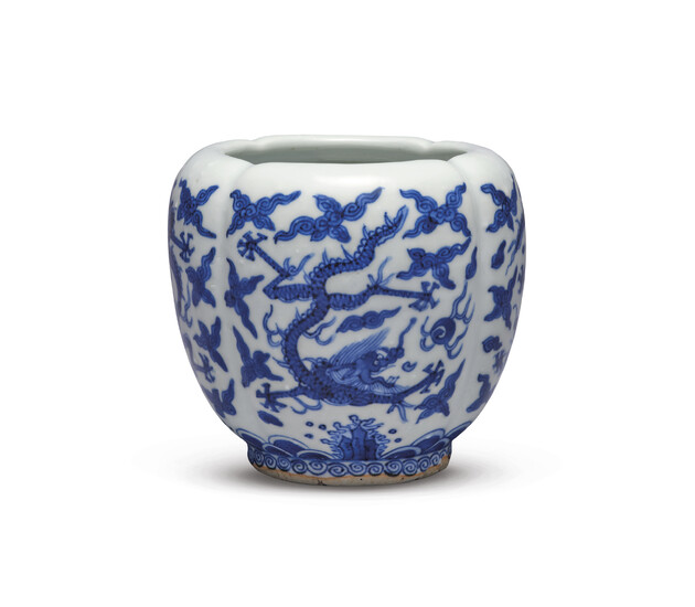 A FINE SMALL BLUE AND WHITE ‘DRAGON’ LOBED JAR