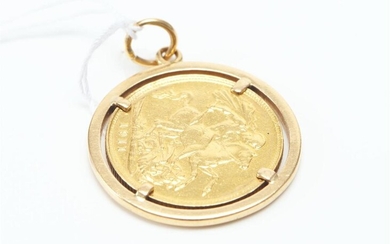A GEORGE V 1911 SOVEREIGN COIN, SET IN A PENDANT, THE FRAME ACID TESTED IN 18CT GOLD, 11.4GMS