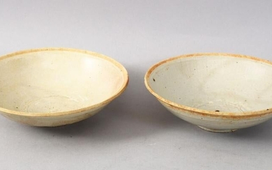 A GOOD PAIR OF EARLY CHINESE POTTERY BOWLS, 14cm