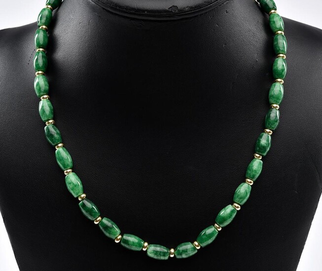 A JADE BEAD NECKLACE IN GILT, TOTAL LENGTH 490MM